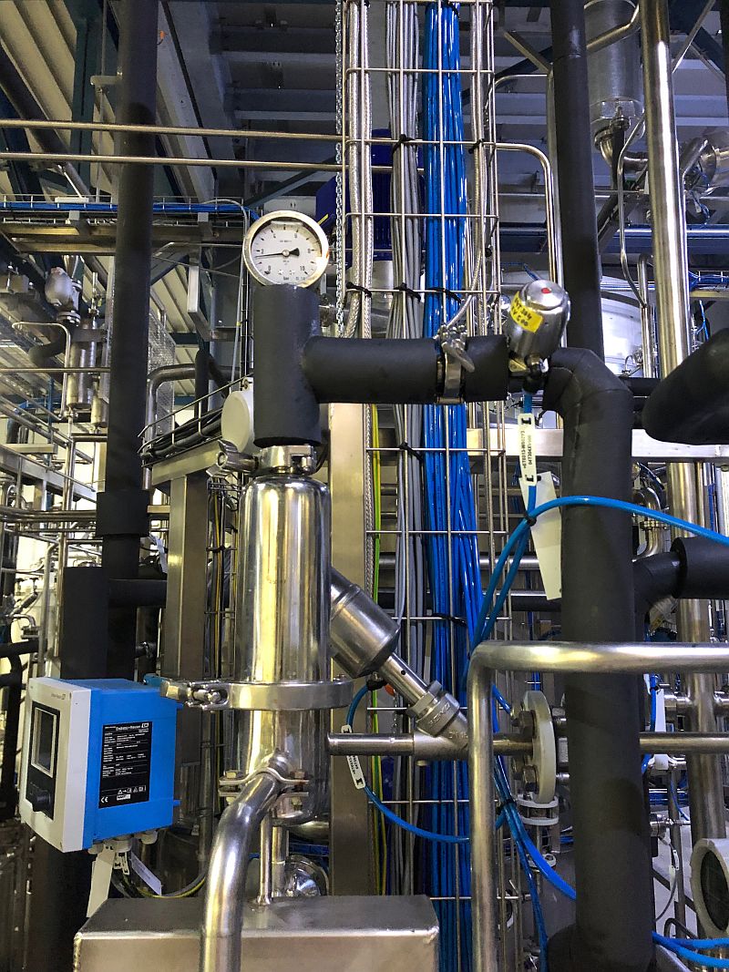 LifeTec™ PT N-Membranfilter in einem PG-EG Filtergehäuse für die Sterilluftfiltration. Durch die isolierten Rohrleitungen wird der Dampf für die Sterilisation zugeführt. An einer zentralen Stelle sorgt ein Dampffilter mit einem P-GSL N-Filterelement für die erforderliche Qualität des Dampfes.