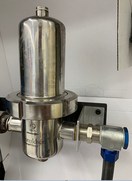 Der LifeTec P-SRF-Sterilfilter in einem P-EG 0018-Gehäuse an der Druckluftverbrauchstelle im Reinraum bei der Tubenproduktion. Bild: Karl Höll GmbH & Co. KG