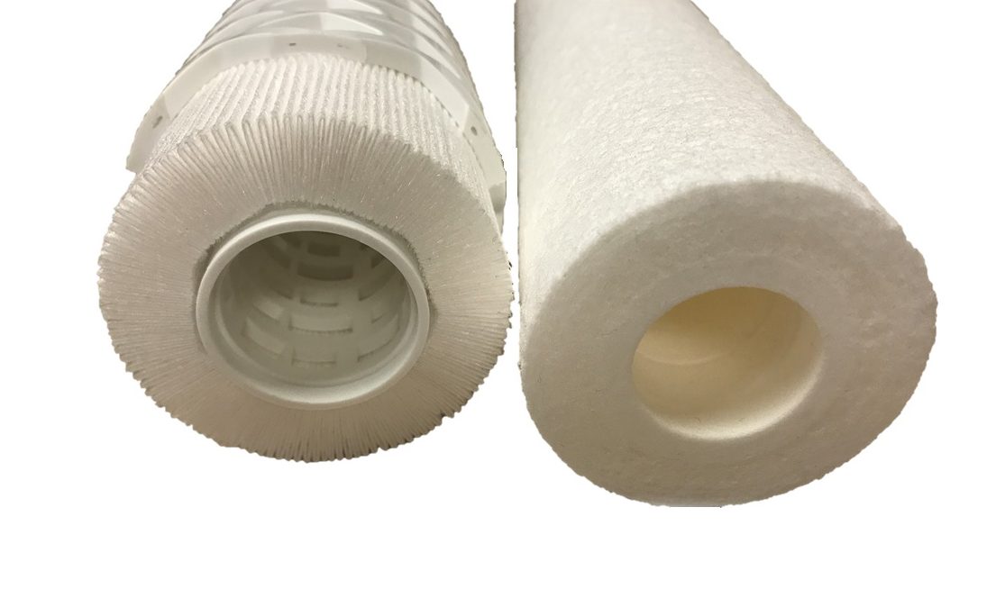 Traditioneller schmelzgeblasener Filter (rechts) im Vergleich zu einem plissierten Kartuschenfilter (links)