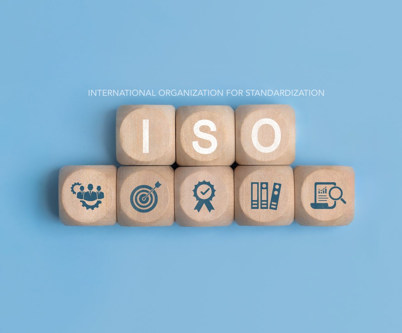 ISO 8573-1 wird in Buchstabenblöcken geschrieben.