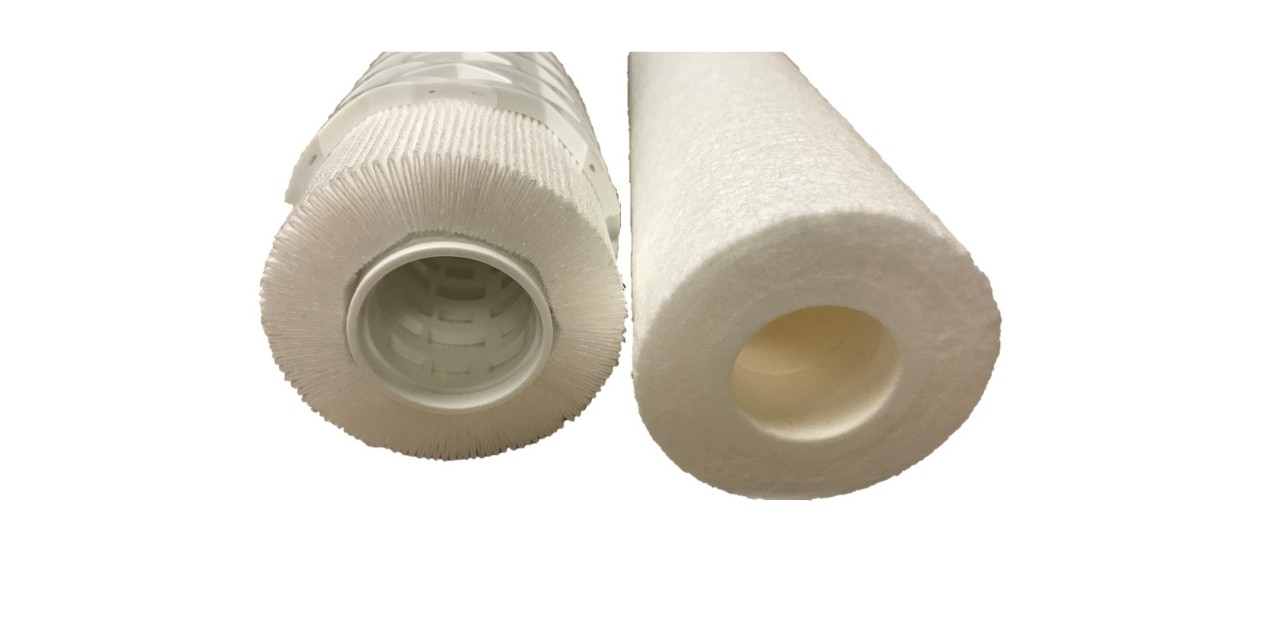 Plissierte Vorfilter (links) bieten auf gleichem Raum mehr Gewebe als Meltblown-Filter (rechts). Die vergrößerte Oberfläche sorgt für eine bessere Abscheidung von Mikroben und eine längere Lebensdauer des Filters.