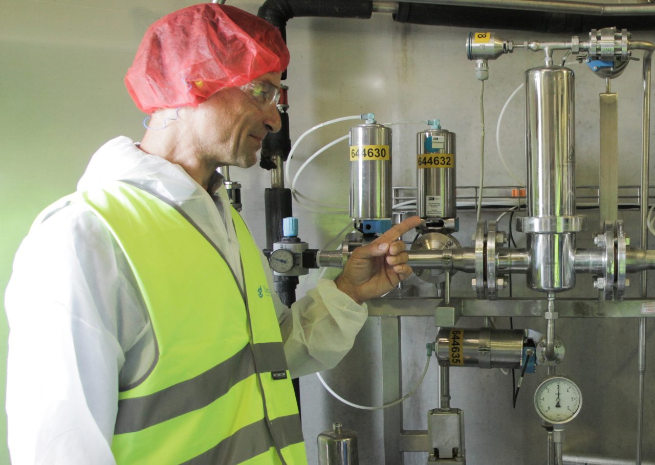 Thomas Karollus, Sales Engineer at Donaldson, explains the filtration technology in the tank room. The (P)-SRF C sterile filter ensures high retention rates and a long service life.