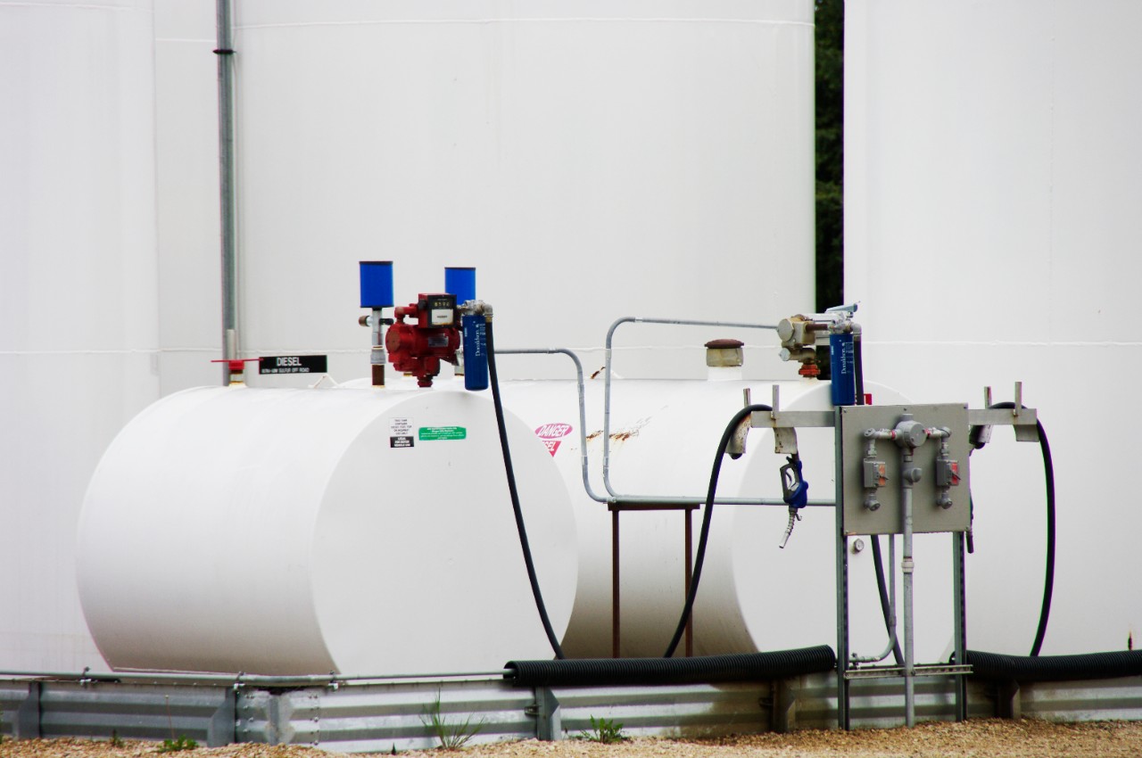 Polish: Dispensers were outfitted with dual heads utilizing two P568666 filters, an extra layer of protection for direct fueling or transfer to smaller tanks.