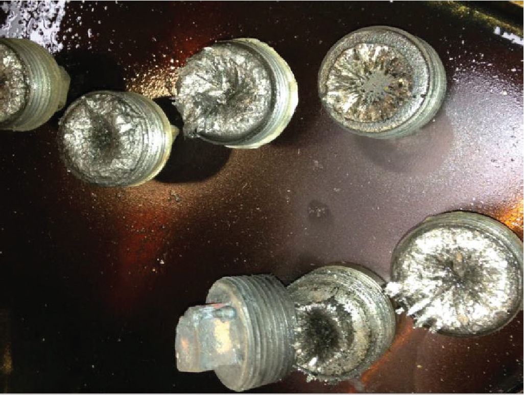 Contamination captured by magnetic plugs.