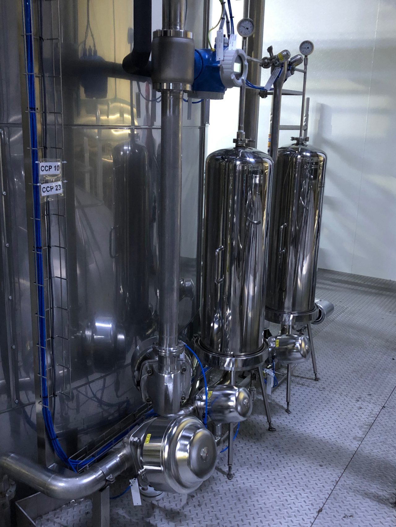 Sterile water is supplied to the main fermenter via two filter stages. The multi-place PF-EG filter housings are equipped with LifeTec™ PP N 100 for pre-filtration and LifeTec™ PES-WN for the sterile filter stage. 