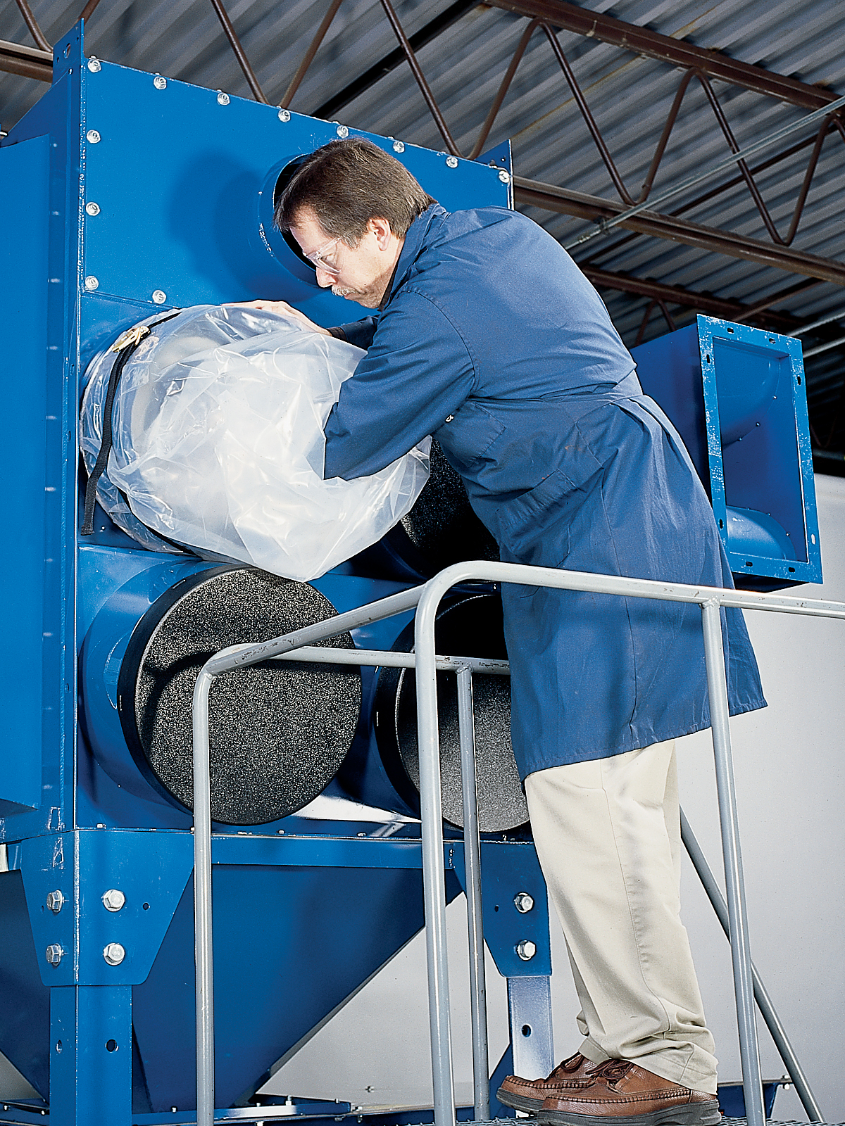 Figure 5 - The Bag-In/Bag-Out (BIBO) improves filter changeouts and hopper discharge maintenance to help minimize worker exposure to potentially harmful dusts and reduce exposure of contaminants to the atmosphere.