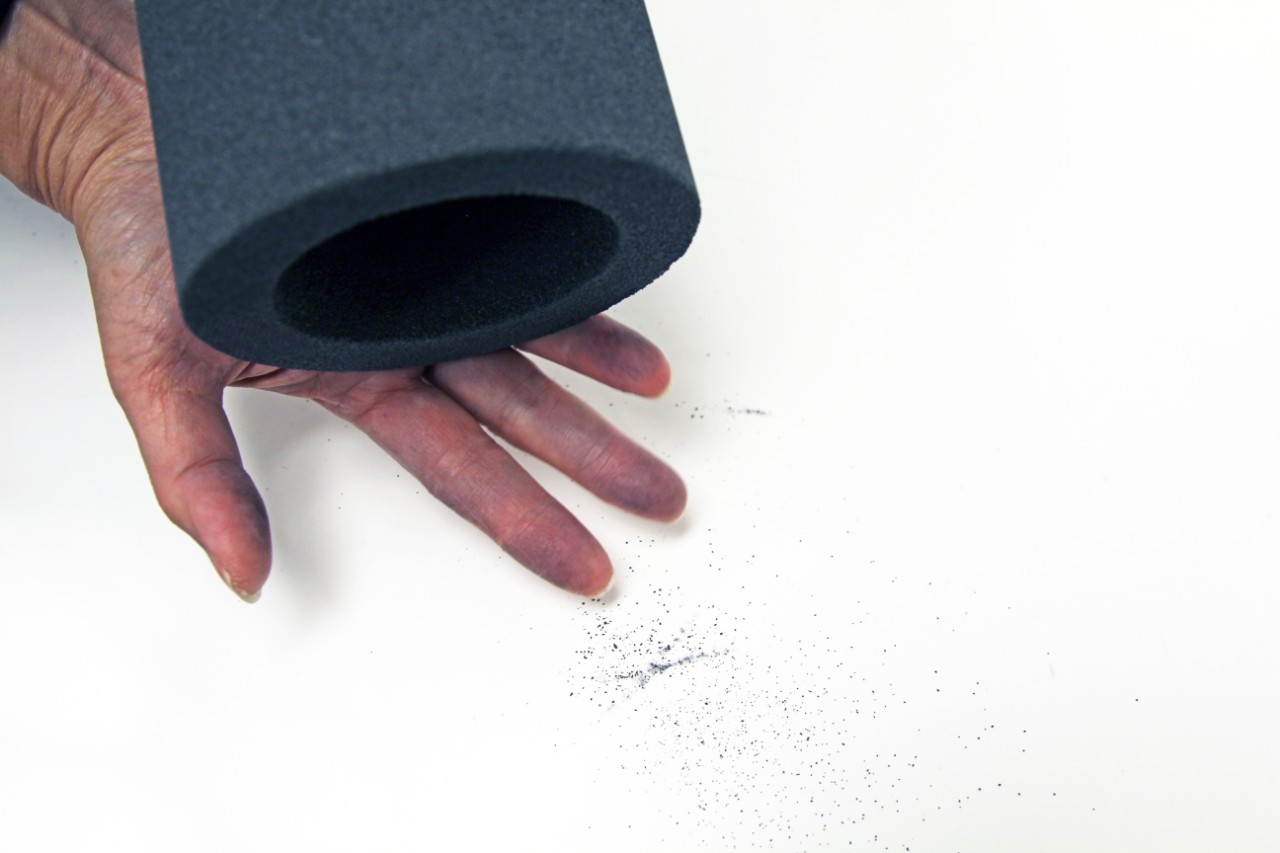 An example of a granulated carbon tube shedding particules