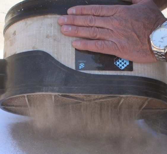 El polvo de la carrera sale por un filtro Powercore.