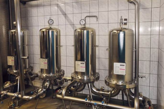 Imagen 3: Carcasas de filtro PF-EG de 8 partes equipadas con elementos de filtros LifeTec de 30” para tratamiento de agua