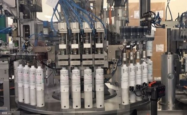 Línea de producción de tubos laminados en la planta de fabricación de Alltub en Alemania. La moderna película multicapa laminada se puede producir en espesores totales de 250 a 400 µm. El método de impresión "dominado digitalmente", con el procesamiento de archivos 4C en CMYK, se ha vuelto cuatro veces más rápido y flexible. En algunos casos, la producción de este tubo flexible puede tardar 48 horas desde el archivo del cliente hasta el tubo terminado.