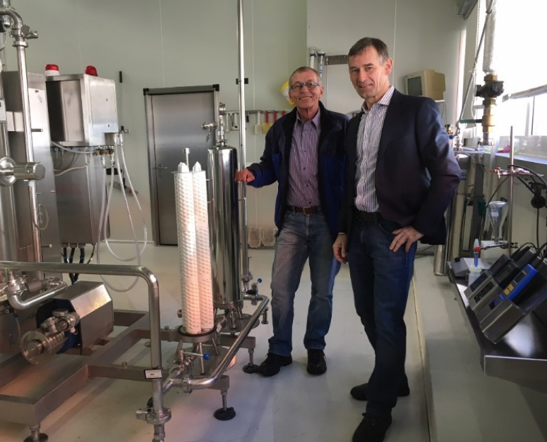 Figure 2 : Karl Sickau, Directeur de Lebensgut Quelle (à gauche), avec Thomas Karollus, Ingénieur commercial chez Donaldson, à proximité de la chaîne de mise en bouteille.