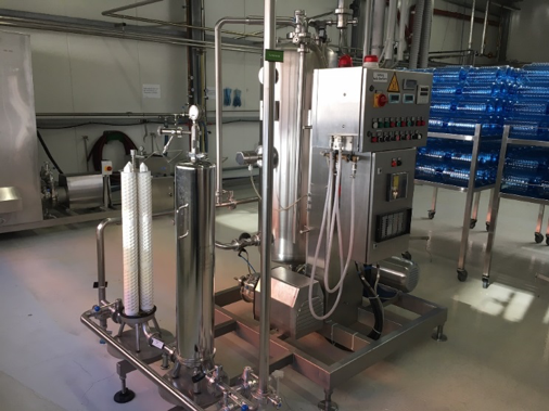 Figure 3 : Les préfiltres LifeTec à 30 po (1,2 micron) dans le corps de filtre process ouvert ; derrière un corps de filtre fermé avec des filtres aval LifeTec 30 po (0,2 micron).