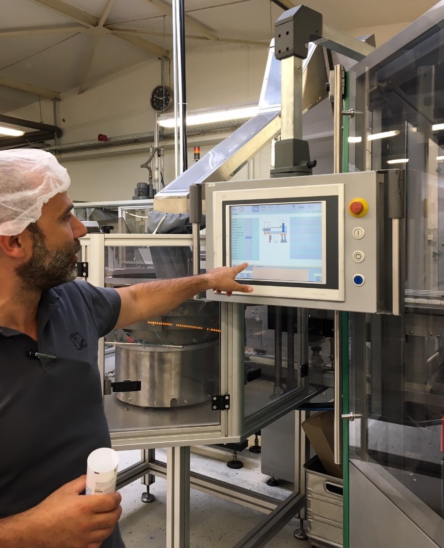 Nicolo Gagliardi, chef de production, explique la technologie de contrôle et la pneumatique de la ligne de production de tubes laminés Alltub.