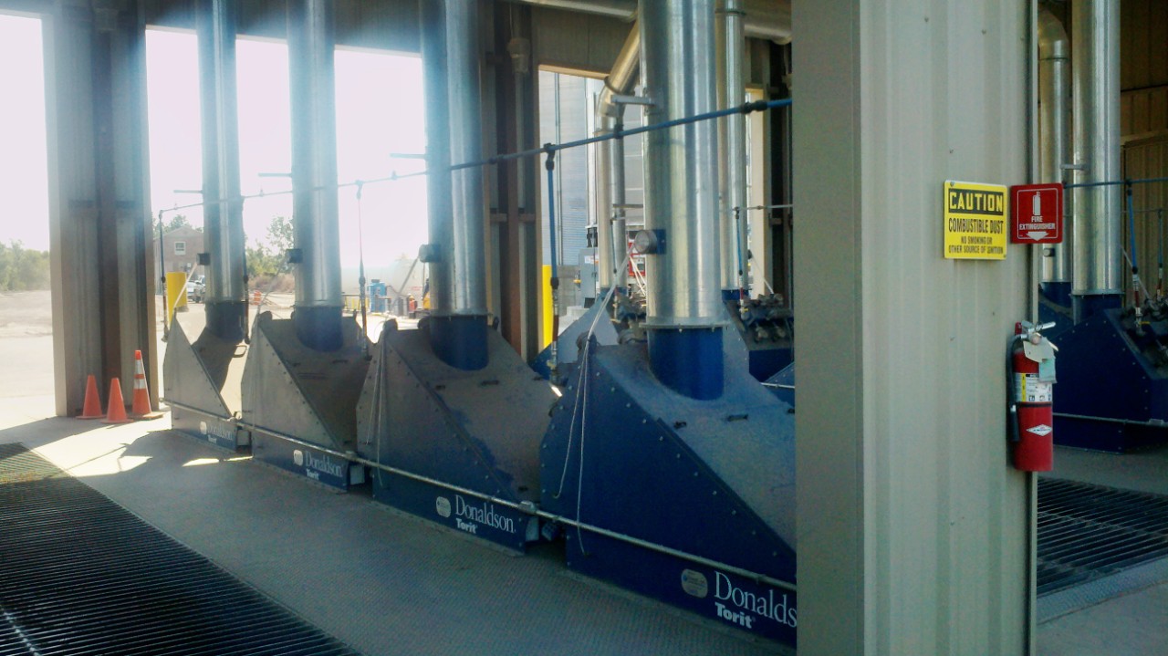 Quatre dépoussiéreurs CPV-6 Donaldson Torit dans une tranchée de dépôt de camions céréaliers