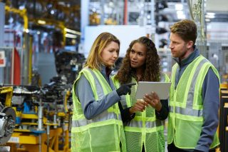 Trois personnes dans une usine de fabrication