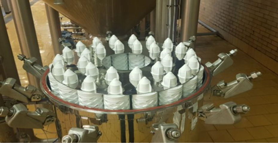 Filtrazione trap: L'alloggiamento multi-rotondo in acciaio inox PF-EG è dotato di elementi filtranti da 30" della serie LifeTec PP 100 N ed è progettato per una portata di 600 hl/h (377 bl).