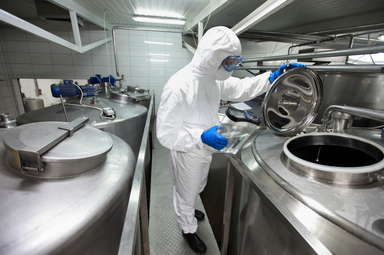 Uomo in un impianto di lavorazione