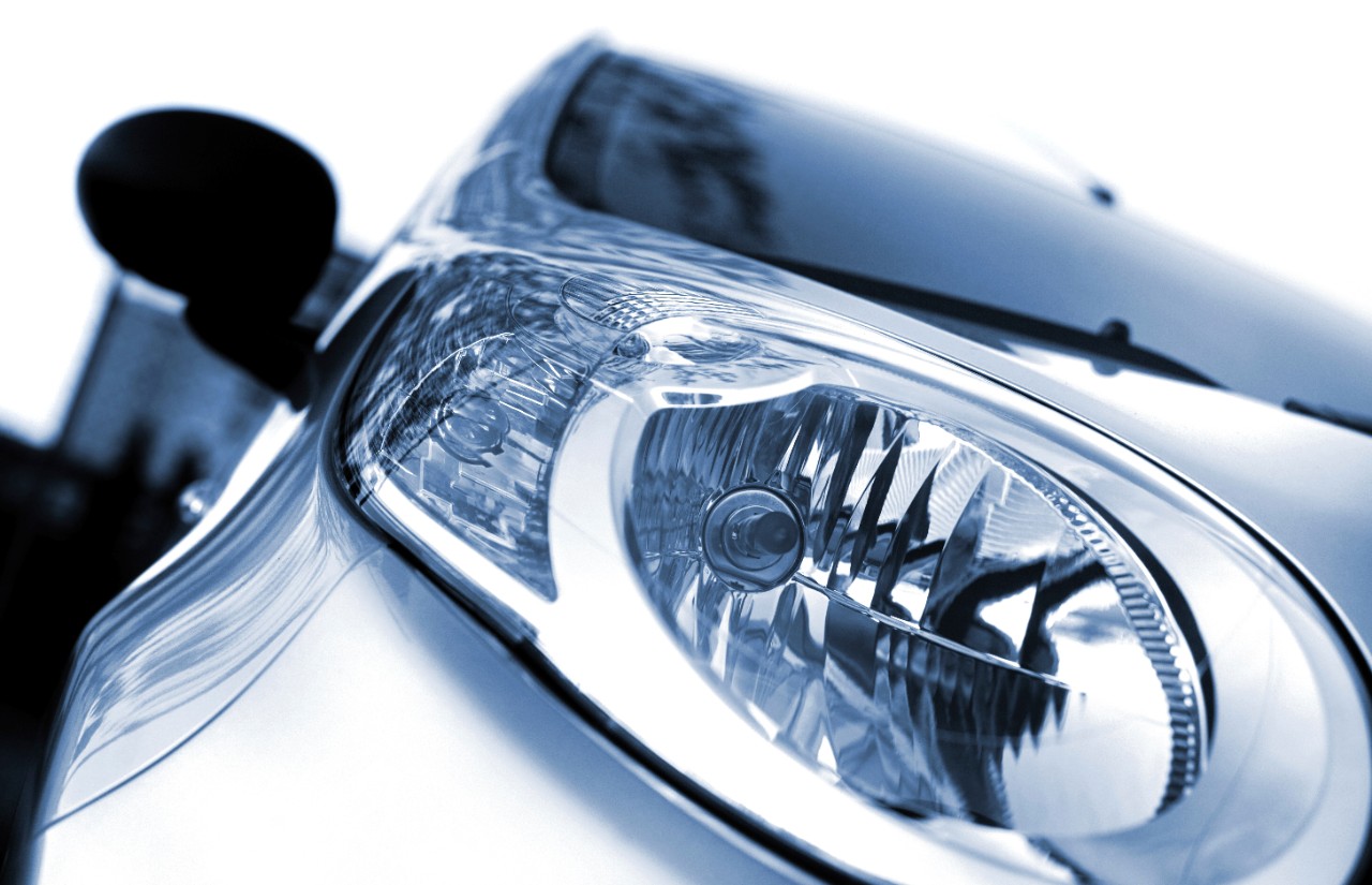 Figura 1: I prodotti che vanno dai sistemi di illuminazione automobilistica ai telefoni cellulari richiedono un'adeguata protezione dall'ingresso.