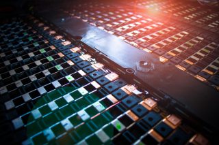 렌즈 플레어 효과가 적용된 전기 자동차 배터리 모듈. 전기차 배터리 유지 관리 개념.