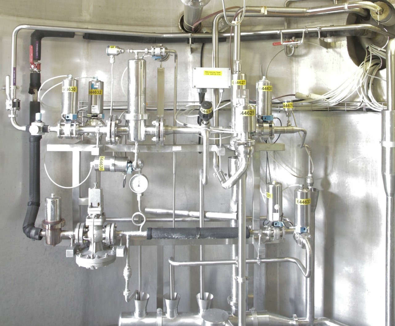 System filtrów w pomieszczeniu zbiornika