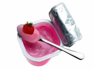 Fotografia stockowa: iStock_000005951396Large_wstrawberry_97929310 Jogurt w plastikowym pudełku na białym tle