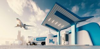Fotografia de banco de imagens: O futuro da energia do hidrogênio. Posto de abastecimento de hidrogênio com caminhão, avião a jato e cidade ao fundo. Renderização 3D.; ID Shutterstock 1917333653; purchase_order: Diversos; trabalho: ; cliente: ; outros: 