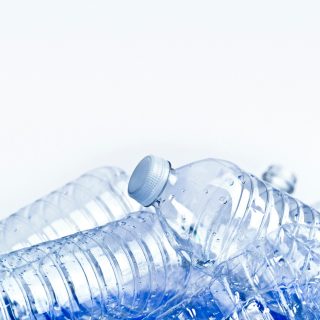 Стоковая фотография: iStock_000013857545Large_182843784 Контейнер для жидкости, изолированный на белом