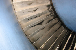 图1：低效过滤(Er2)1,200小时后的进气口导流叶片（左侧），与高效过滤(Er5)5,000小时后的进气口导流叶片（右侧）的对比